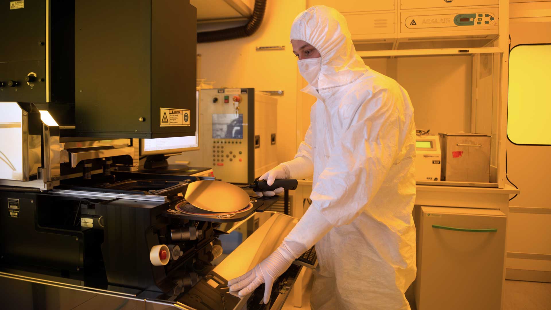 SAES Getters | SAES-page-wafer-manufacturing